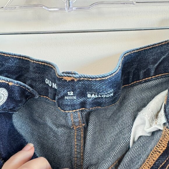 Old Navy Extra Hi-Rise Balloon jeans in blue - Picture 3 of 4